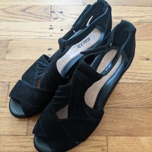 Earth Black Peep Toe Wedges